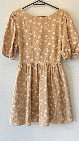 VESTIDO CAFÉ FLORES BLANCAS