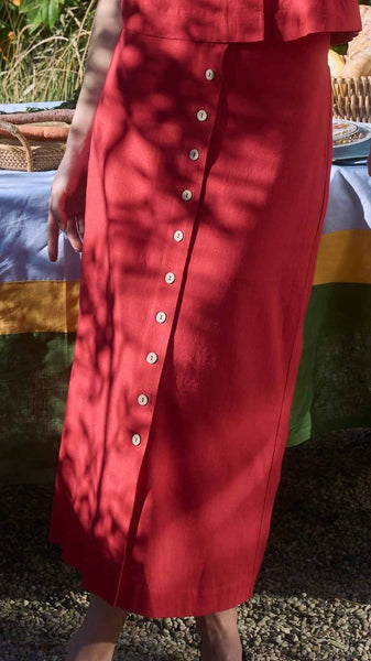 Falda roja a media pierna