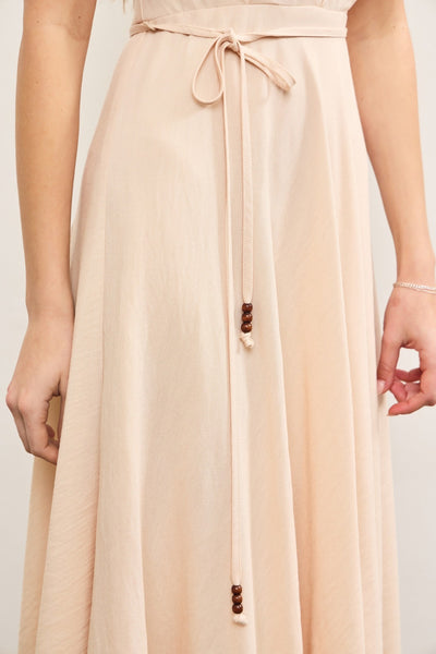 Vestido. beige a media pierna