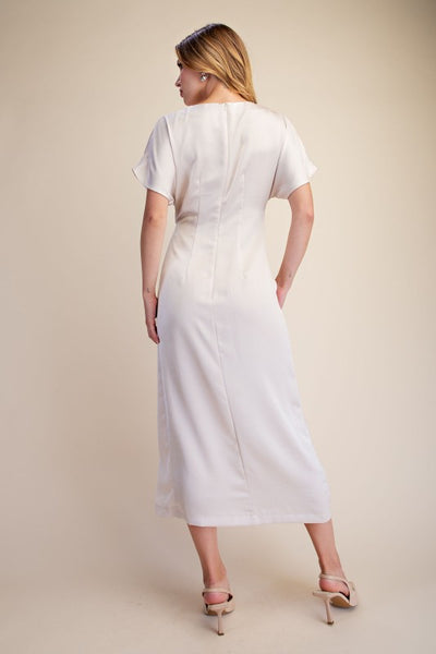 Vestido beige broche a media pierna