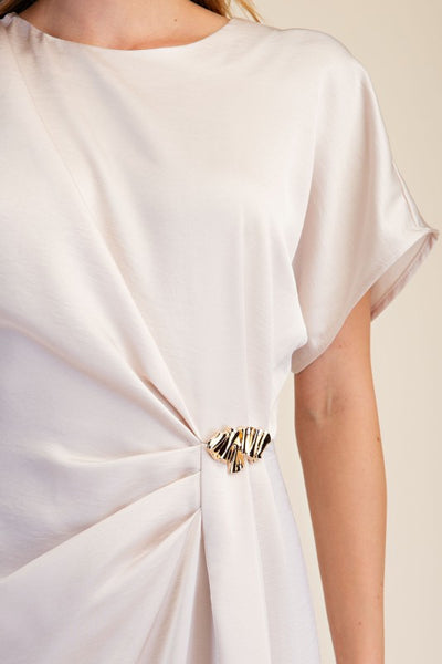 Vestido beige broche a media pierna