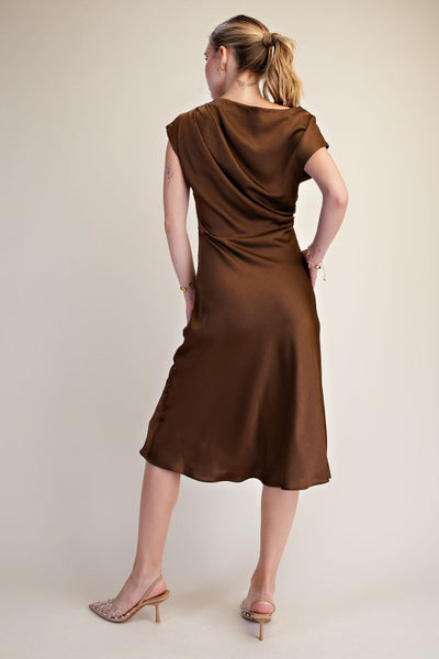 Vestido café a media pierna nudo