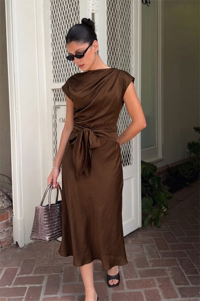 Vestido café a media pierna nudo