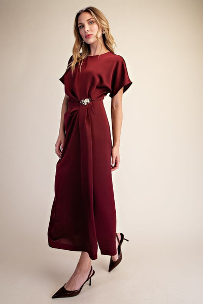 Vestido vino broche a media pierna