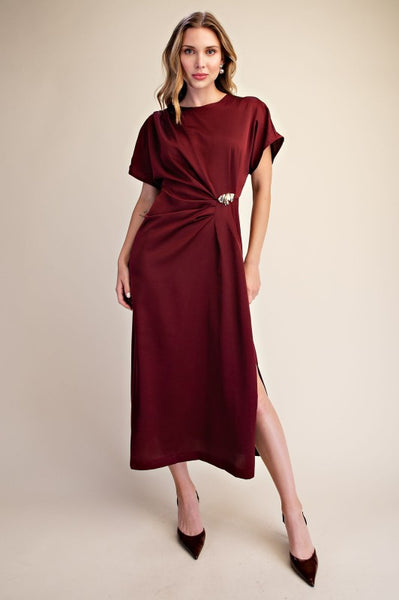 Vestido vino broche a media pierna