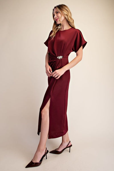 Vestido vino broche a media pierna