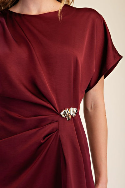 Vestido vino broche a media pierna