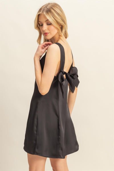 Vestido negro moños