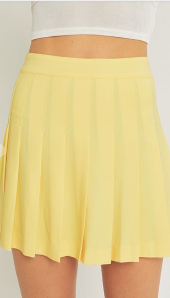 Falda amarilla plisada