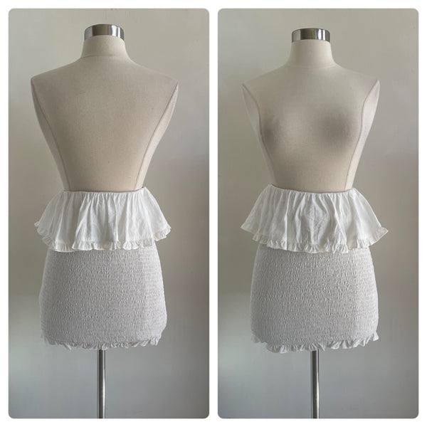 Falda blanca corrugada
